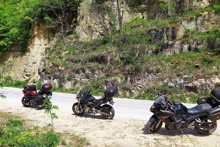 ロドピ山脈モーターサイクルツアーの4日間の自然と歴史の驚異