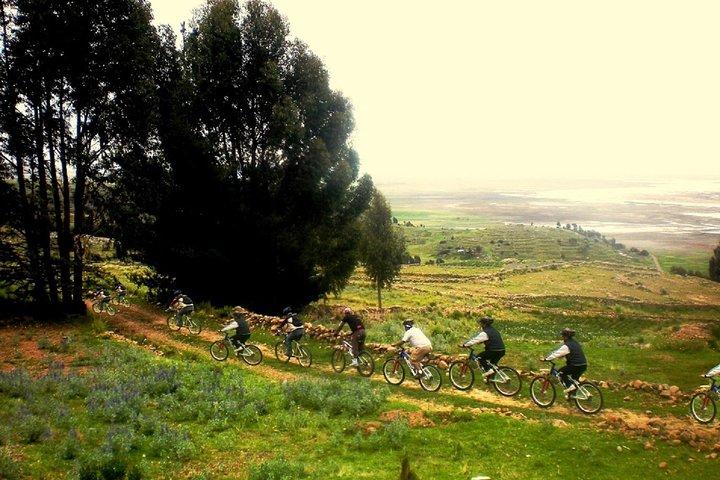 Tombe Sillustani in mountain bike