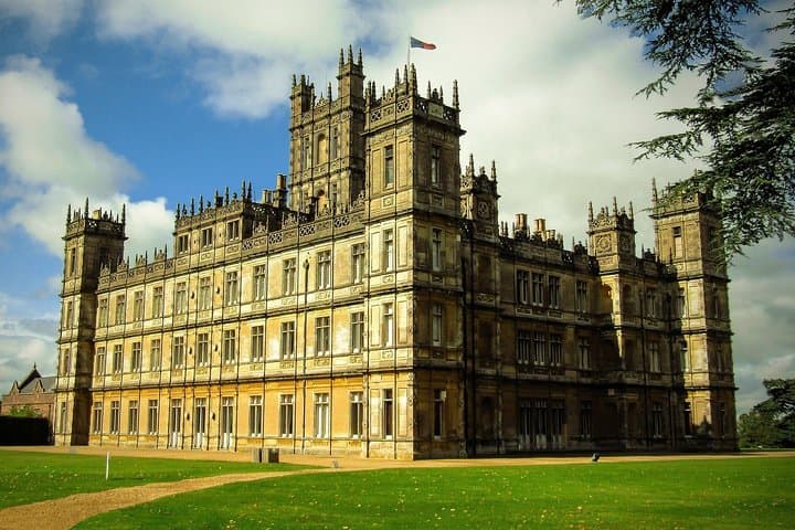 London: Private Tour to Stonehenge and Highclere Castle