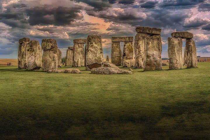 London: Private Tour to Stonehenge and Highclere Castle