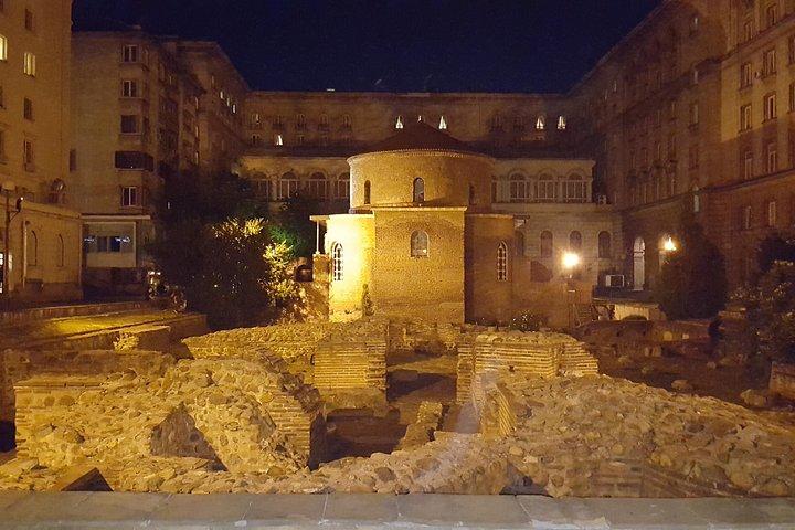 ブルガリアの民間伝承とディナー付きのプライベート ソフィア ナイト ツアー
