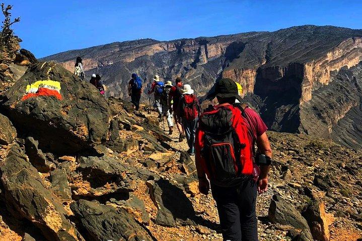 Udforsk Jebel Shams: Full-Day Canyon Hike Experience