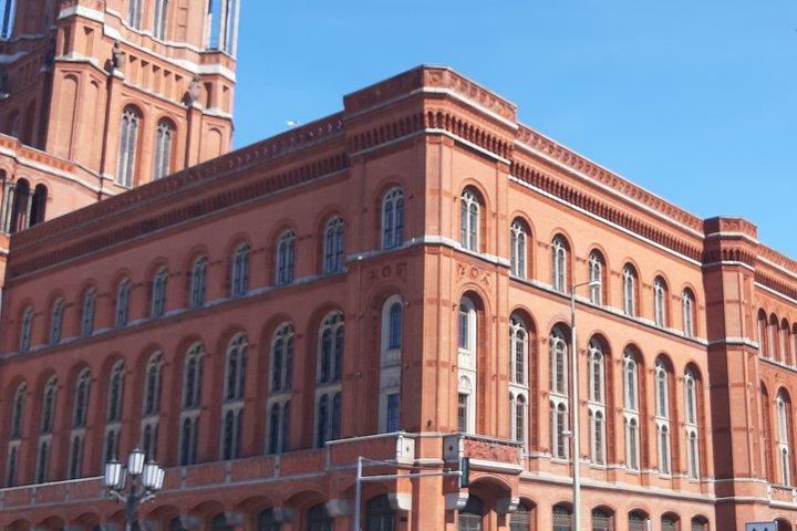 Private city tour through criminal Berlin