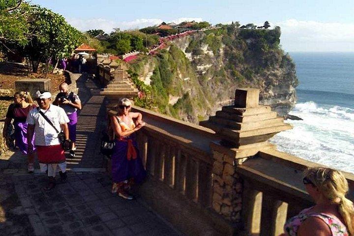 半日ツアー : ウルワツ寺院、ケチャック ダンス、ディナー ジンバラン ビーチ (送迎付き)