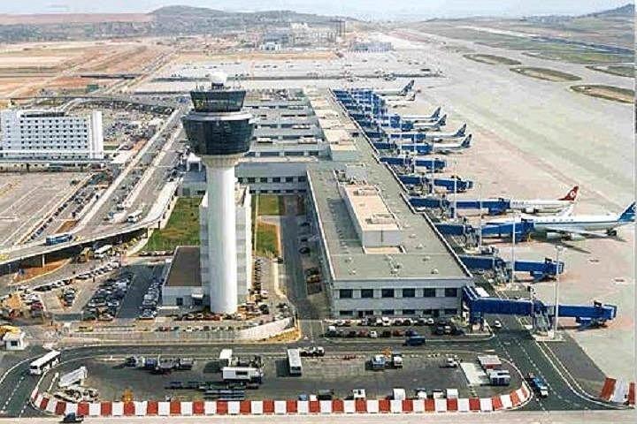 アテネ市内中心部からアテネ国際空港（ATH）へのプライベートトランスファー