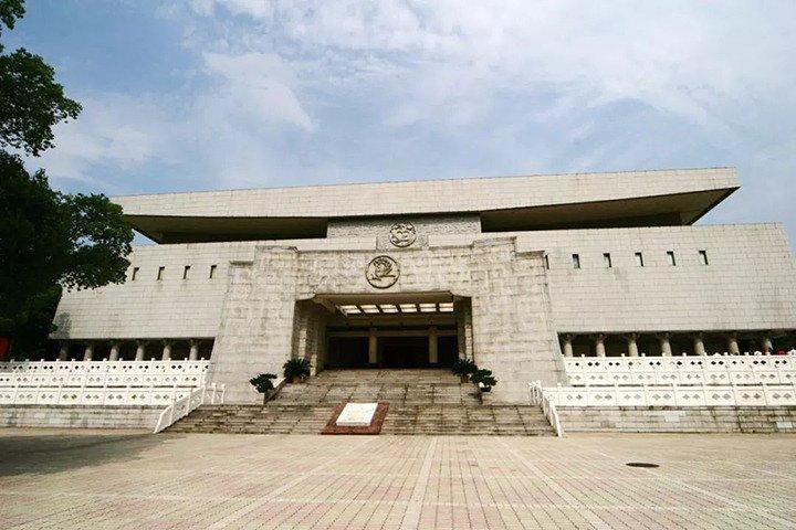 Private Changsha Historic and Cultural Tour to Provincial Museum and Yuelu Mount