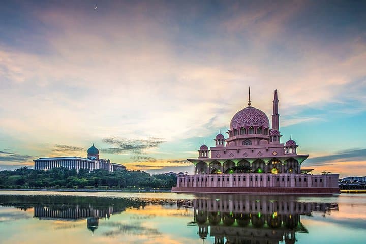 Explore Putrajaya: Iconic Landmarks & Lake Cruise Experience