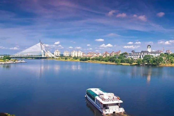 Explore Putrajaya: Iconic Landmarks & Lake Cruise Experience