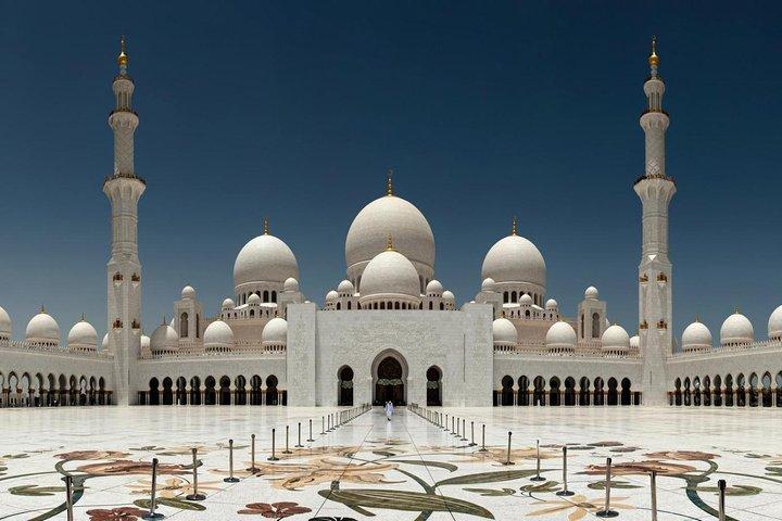 Moschea di Abu Dhabi con Louvre e Qasr Al Watn