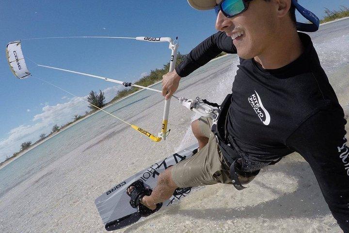 Long Bay Beachの中級クラスまたはプライベートカイトボーディングレッスン