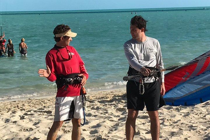 Long Bay Beachの中級クラスまたはプライベートカイトボーディングレッスン