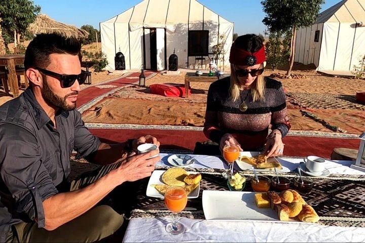 Tour privato di 4 giorni da Agadir a Marrakech con pernottamento nelle dune di Erg Chegaga