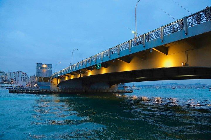 イスタンブール ボスポラス海峡の豪華ヨットでのサンセット クルーズ
