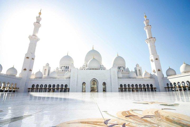 Mezquita de Abu Dhabi con el Louvre y el Qasr Al Watan