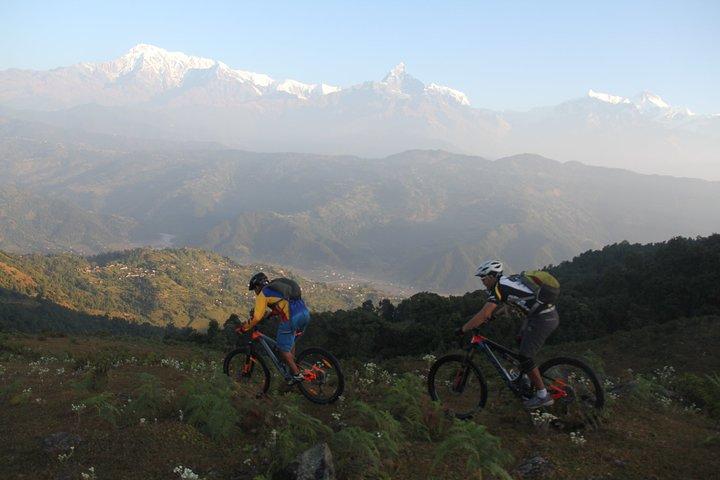 Exklusive Mountainbiketour mit Sonnenaufgang über Mt.Annapurna von Pokhara.