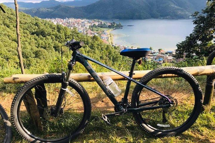 ポカラからアンナプルナ山に昇る日の出のある独占マウンテンバイクツアー。