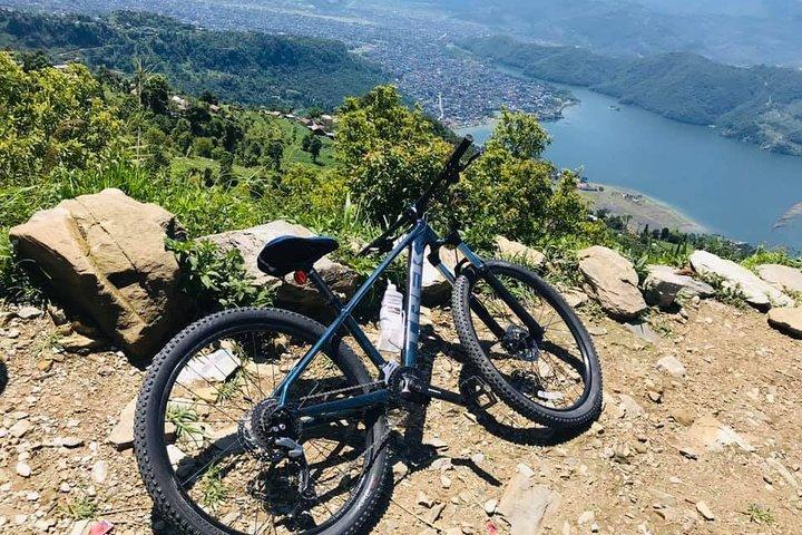 ポカラからアンナプルナ山に昇る日の出のある独占マウンテンバイクツアー。