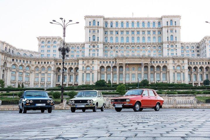 Tour privato -RedPatrol di Bucarest con un'auto d'epoca rumena