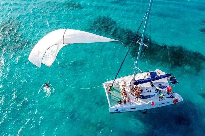 Isla Mujeres Kreuzfahrt mit Beach Club, Schnorchel, Mittagessen und Open Bar