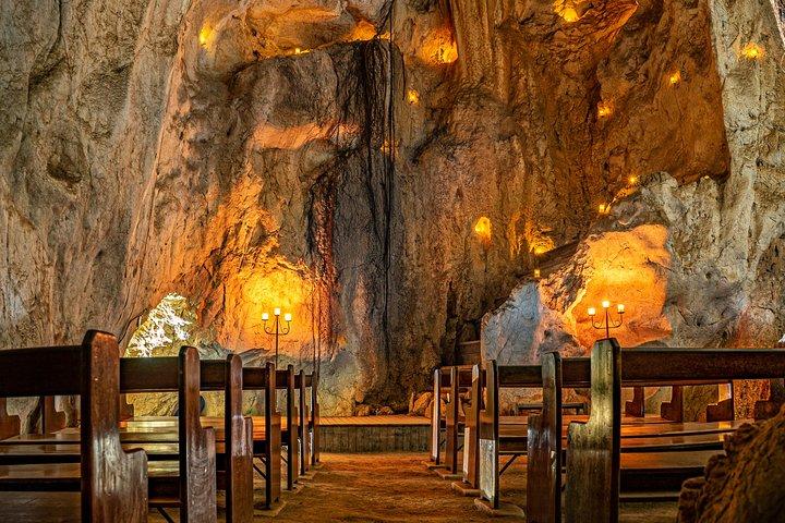 Capricorn Caves Cathedral Cave Tour