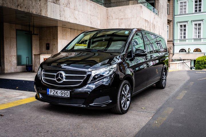 Transfer privado do aeroporto de Budapeste em uma minivan de luxo