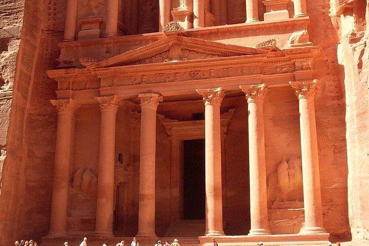 ホテルピックアップ付きアンマンからペトラへのプライベート日帰り旅行