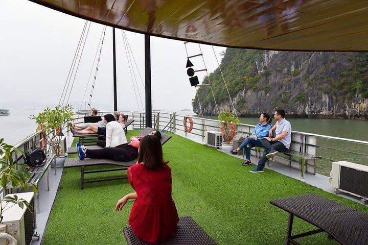 Ha Long Bay 1 Day 6 hour-Cruise with kayaking, Cave visiting & Swimming
