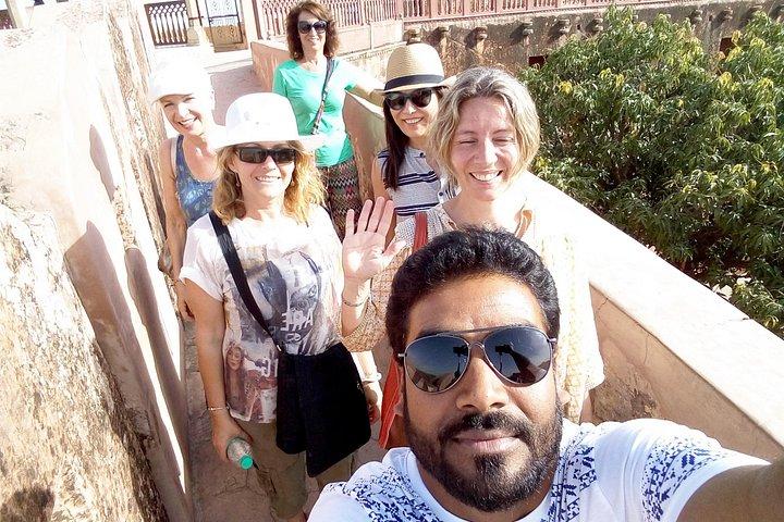 Ganztägige Jaipur Sightseeing Tour mit Auto und Guide