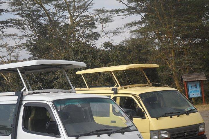 ナイロビ国立公園プライベート（予算）ツーリストバンでドライブ