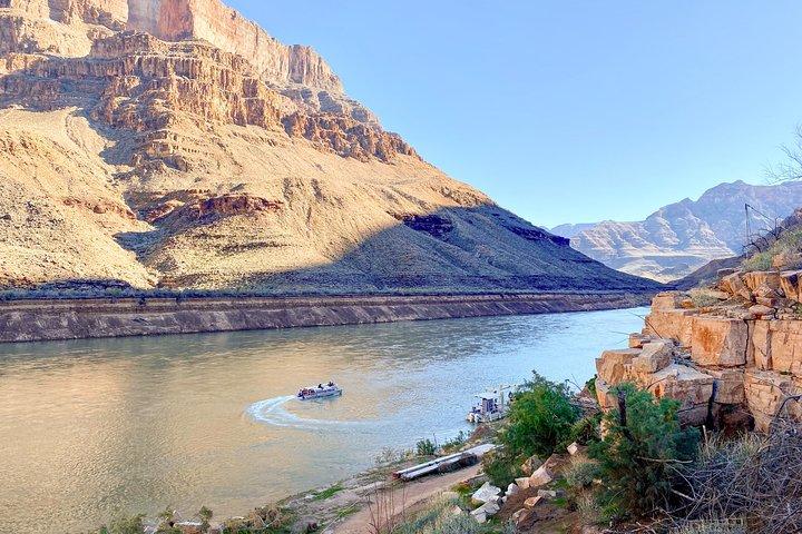 Tour in elicottero del Grand Canyon West con giro in barca e pass di ingresso opzionale