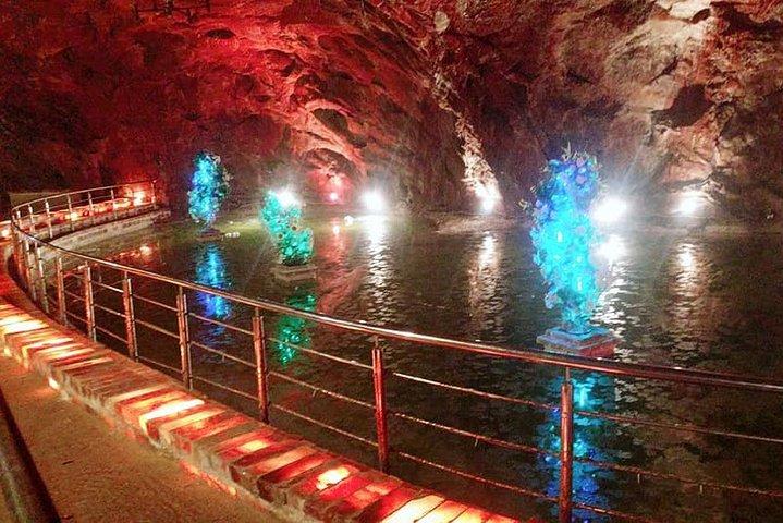 イスラマバードから:Khewra岩塩坑、Kallar Kahar、Katas Raj Templeの日帰り旅行