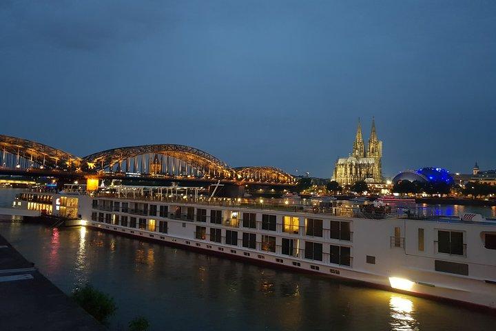 Privat promenad genom den gamla staden i Köln