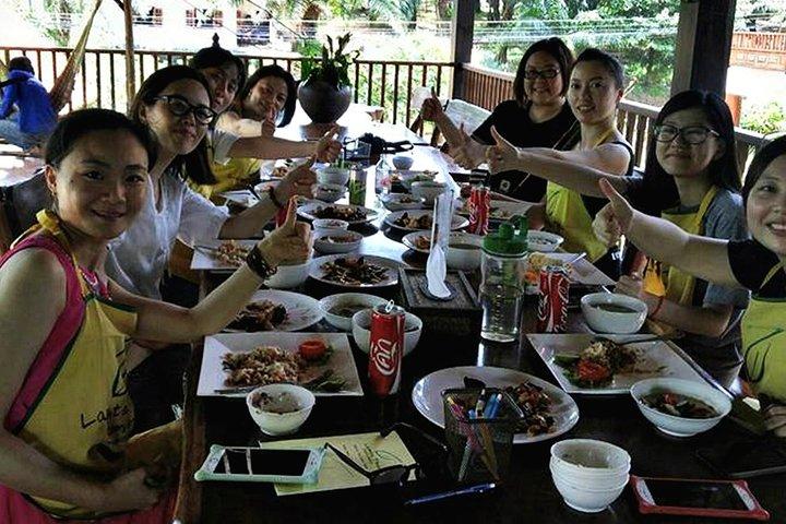ランタ島のランタタイ料理学校での料理教室とマーケットツアー