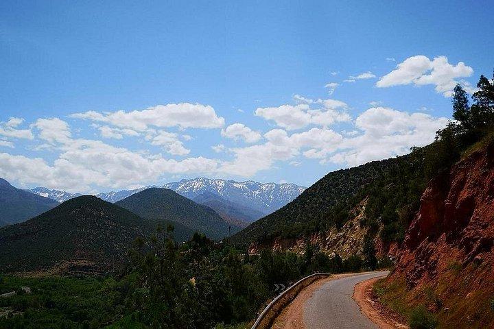 マラケシュ: アトラス山脈と3つの渓谷&滝日帰り旅行
