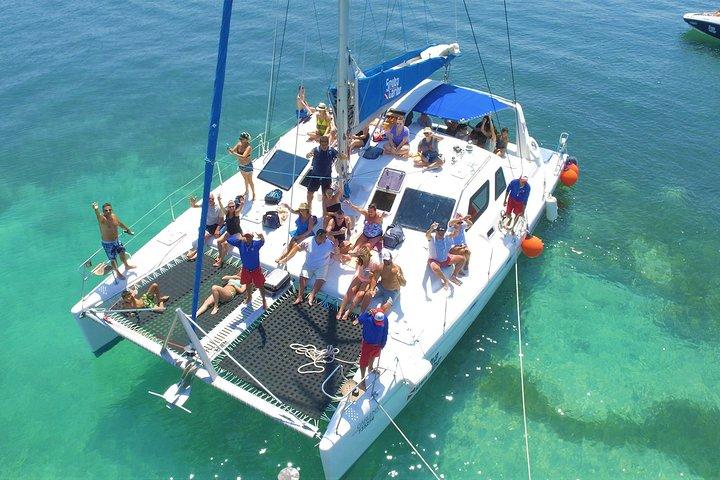 Descubra Isla Mujeres em catamarã. Buffet, Open Bar e Snorkel
