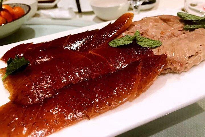 Beijing Evening Tour: Acrobatic Show with Peking Duck Dinner