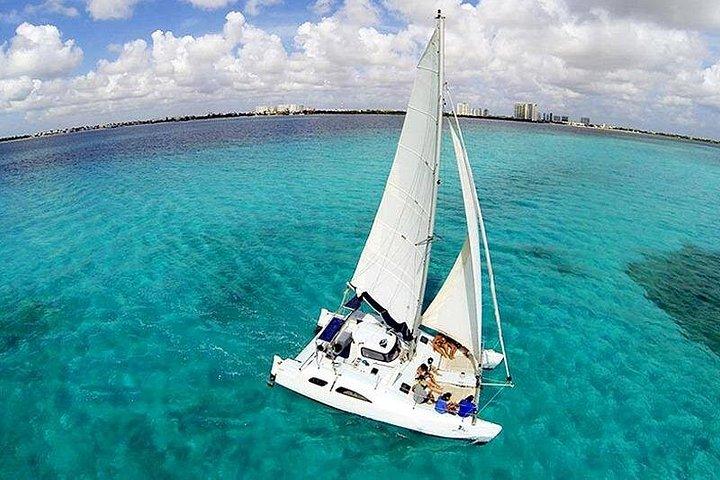 シュノーケリング、ランチ、オープンバーを含むムヘレス島へのカタマランセーリング