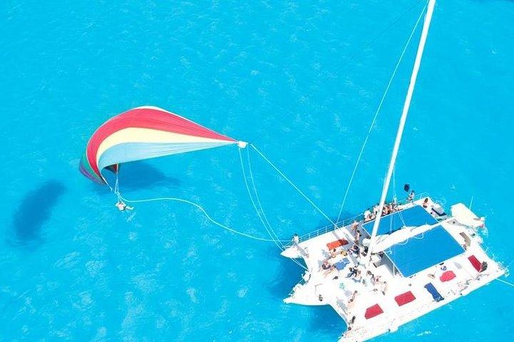 シュノーケリング、ランチ、オープンバーを含むムヘレス島へのカタマランセーリング