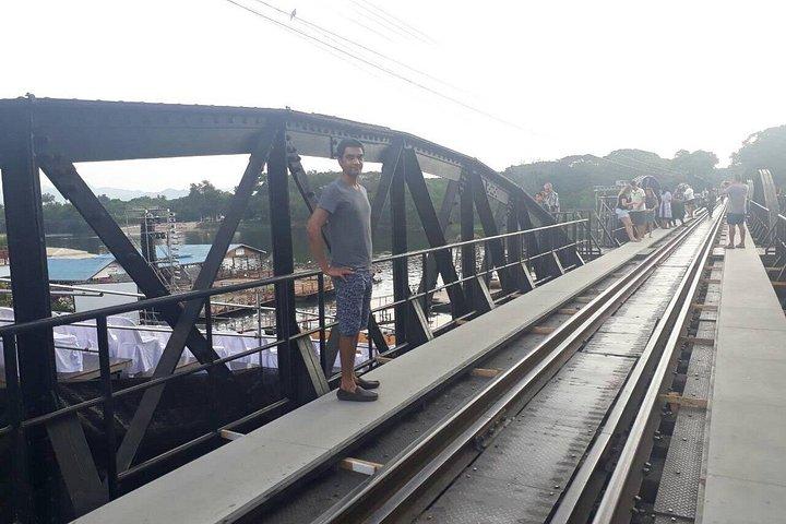 バンコクからのプライベートカンチャナブリ古代死の鉄道日帰りツアー