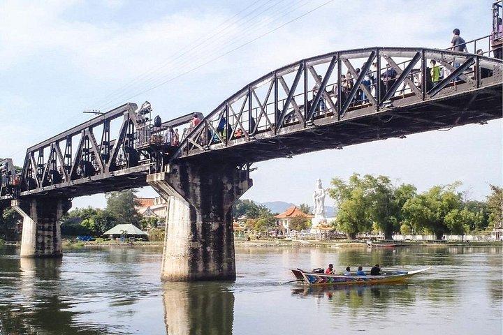 バンコクからのプライベートカンチャナブリ古代死の鉄道日帰りツアー