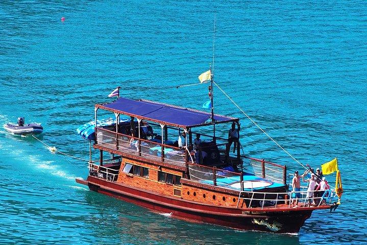 Privé full-day Blue Dragon Yacht naar Koh Taen & Pink Dolphin
