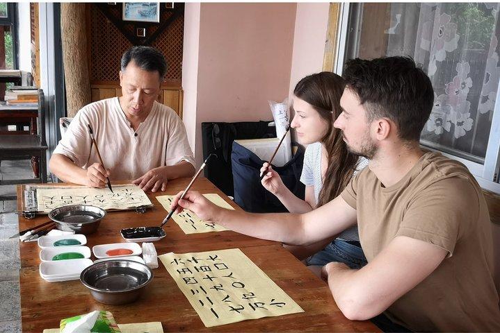 Eine Stunde chinesische Kalligraphie oder Malunterricht in Ihrem Yangshuo Hotel