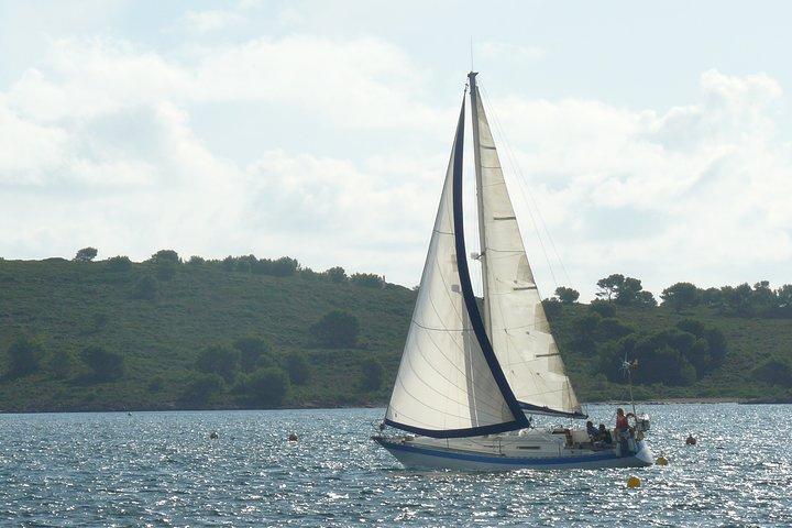 Excursión de día completo en velero en Menorca