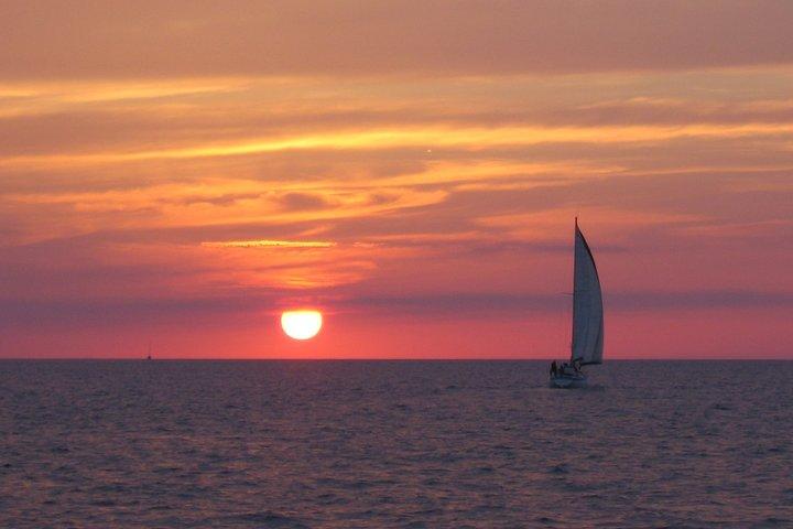 Navegue en barco al atardecer en Menorca