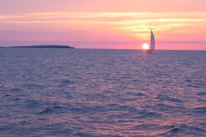 Navegue en barco al atardecer en Menorca