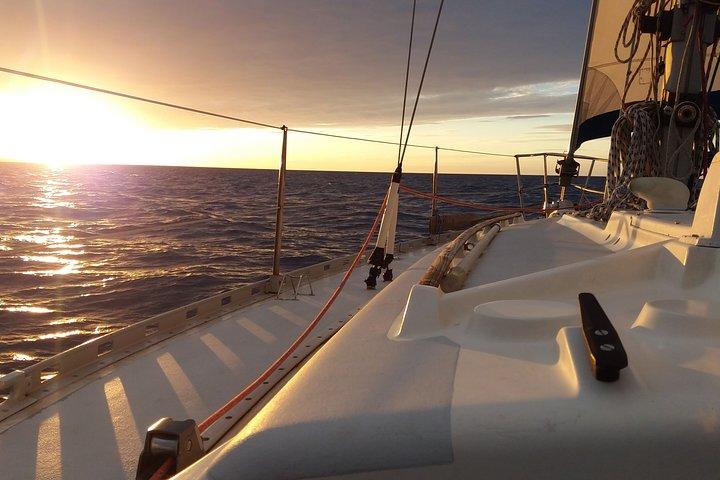 Navegue en barco al atardecer en Menorca