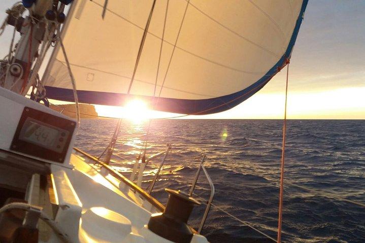 Navegue en barco al atardecer en Menorca