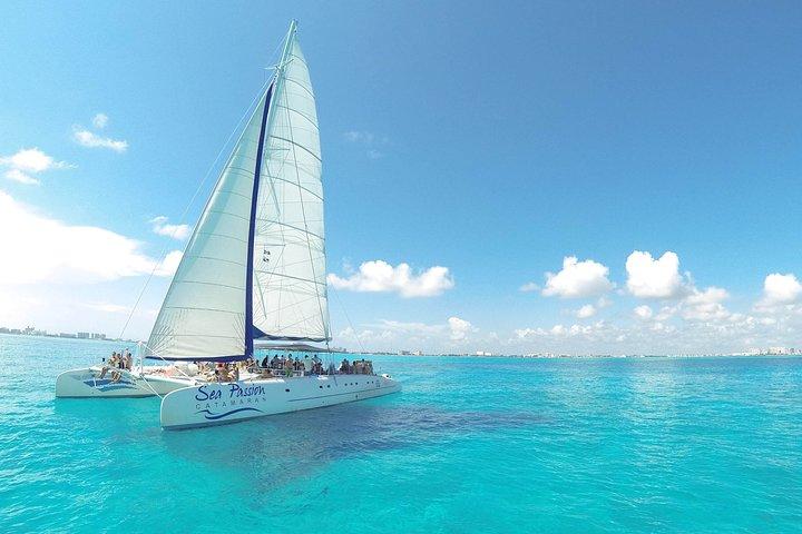 Catamarán y snorkel en isla mujeres