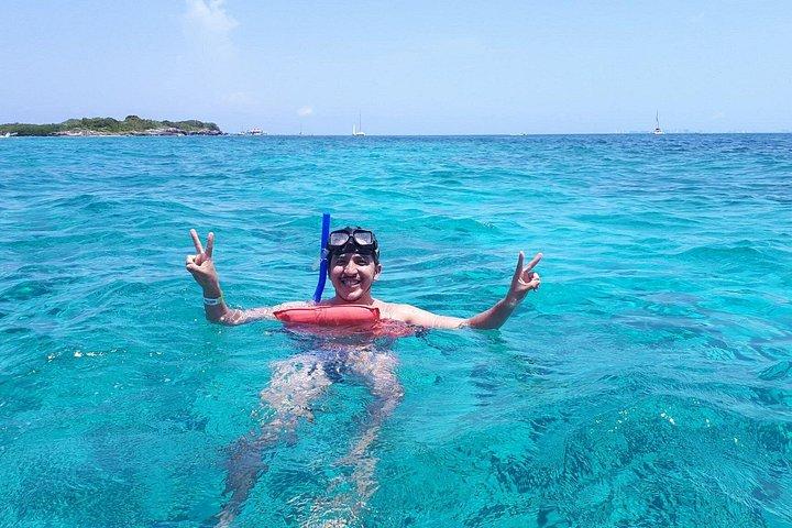 カンクンからムヘレス島へのカタマランセーリングとシュノーケリング
