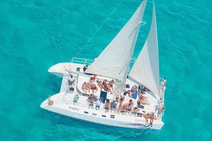 シュノーケリング、ランチ、オープンバーを含むムヘレス島へのカタマランセーリング